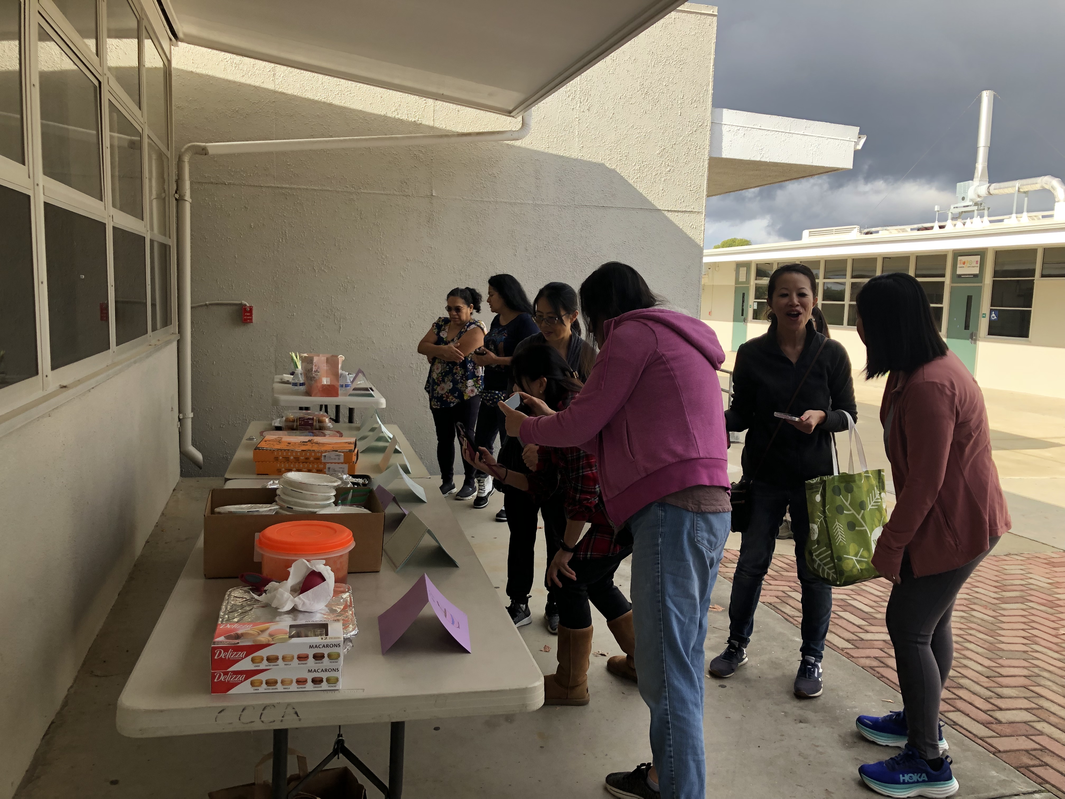 家長預備的餐點是孩子學過的中文食物名稱，孩子自己畫寫餐點卡介紹