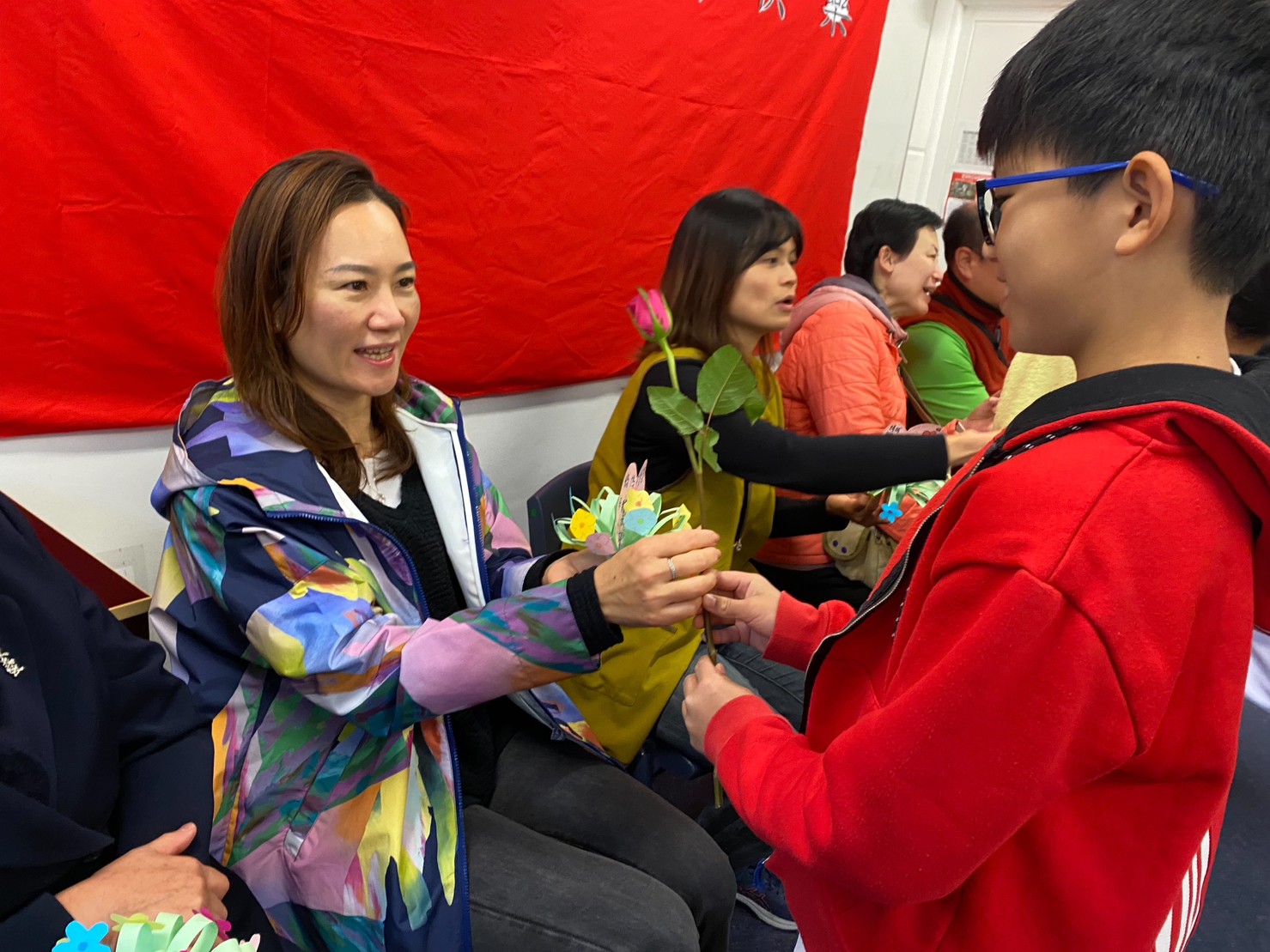 學生獻花及卡片給親愛的母親