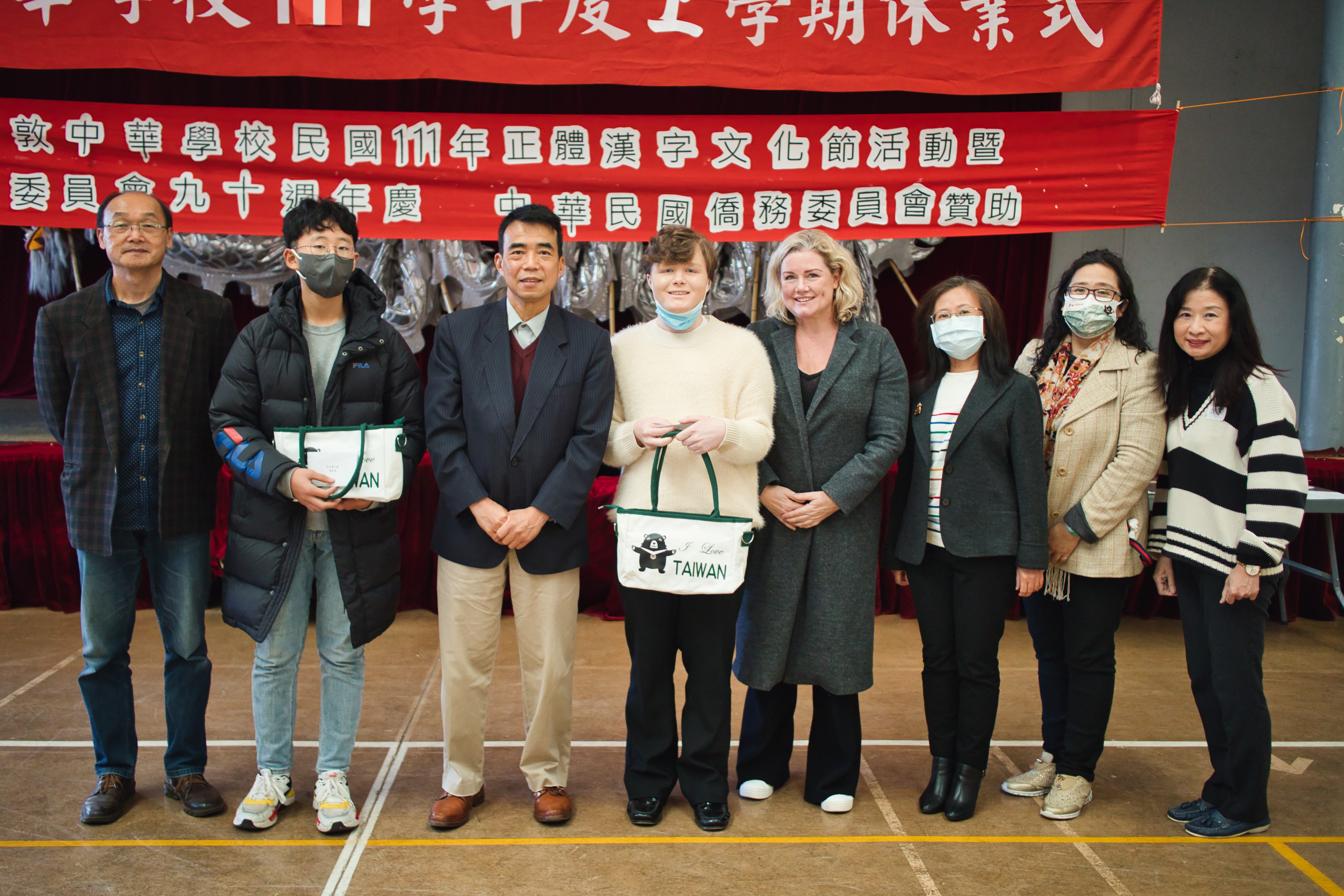 林映佐夫婦(左3及右3)頒獎後與Leo Koeller及Leo 母親(左4、5) 及金曙律(左2)合影。施耀凱(左1)、孫曉慧(右2)、李綺霞(右1)