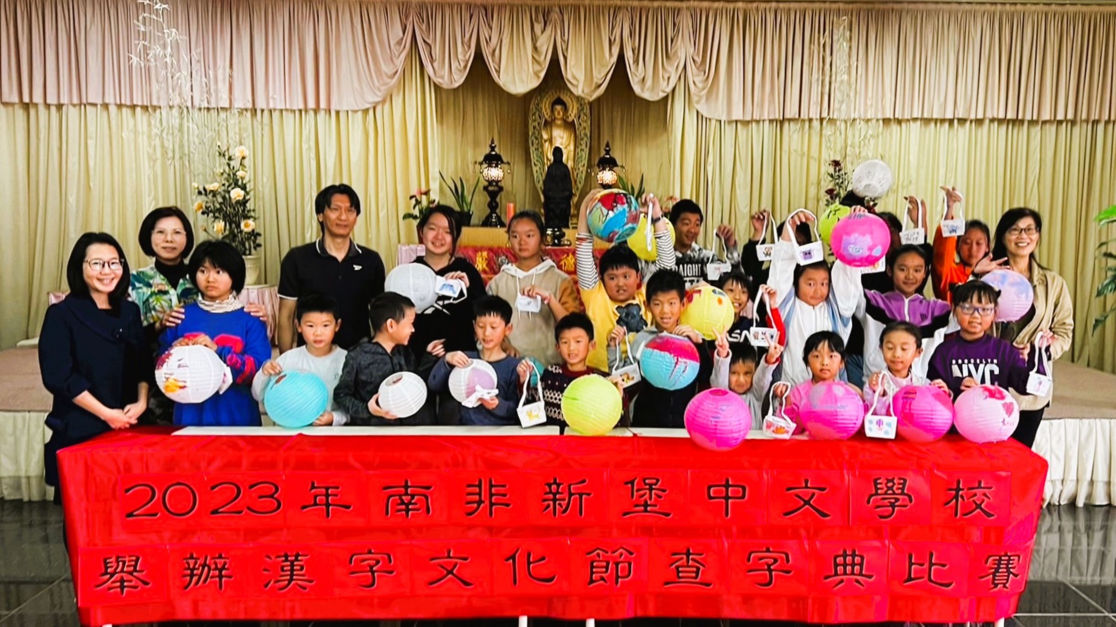 學生展示彩繪作品