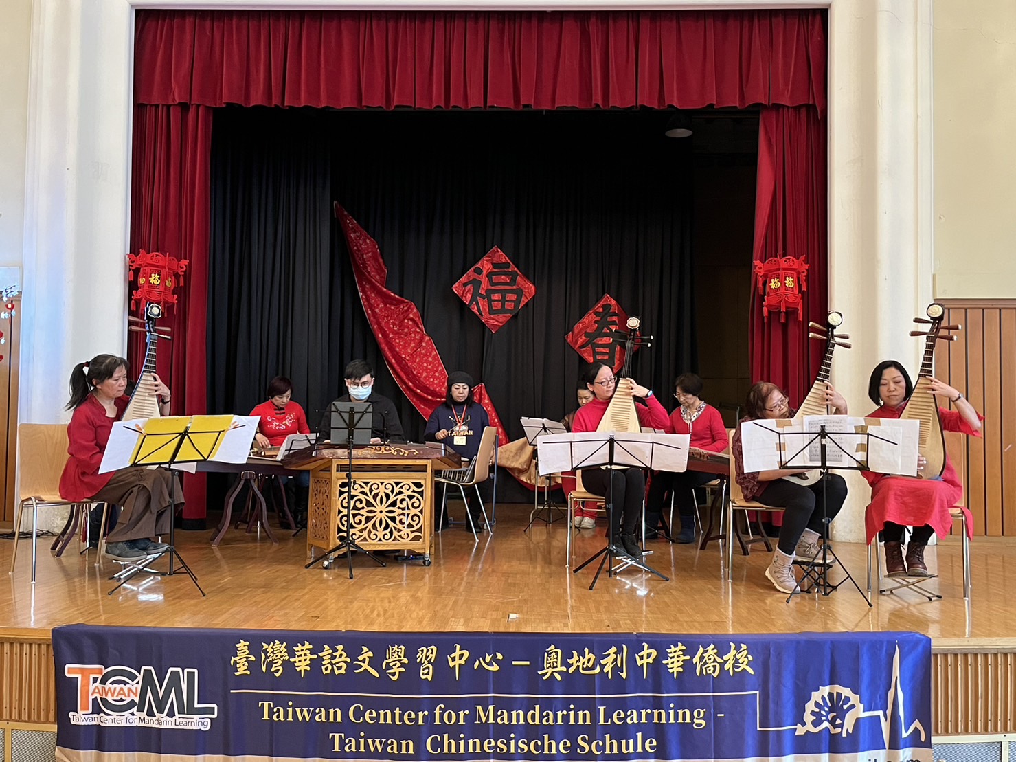 僑校彈撥班演出