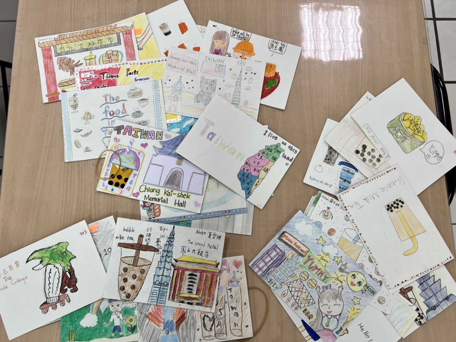 猶他Draper小學與臺北再興小學學生以卡片介紹有興趣的題目