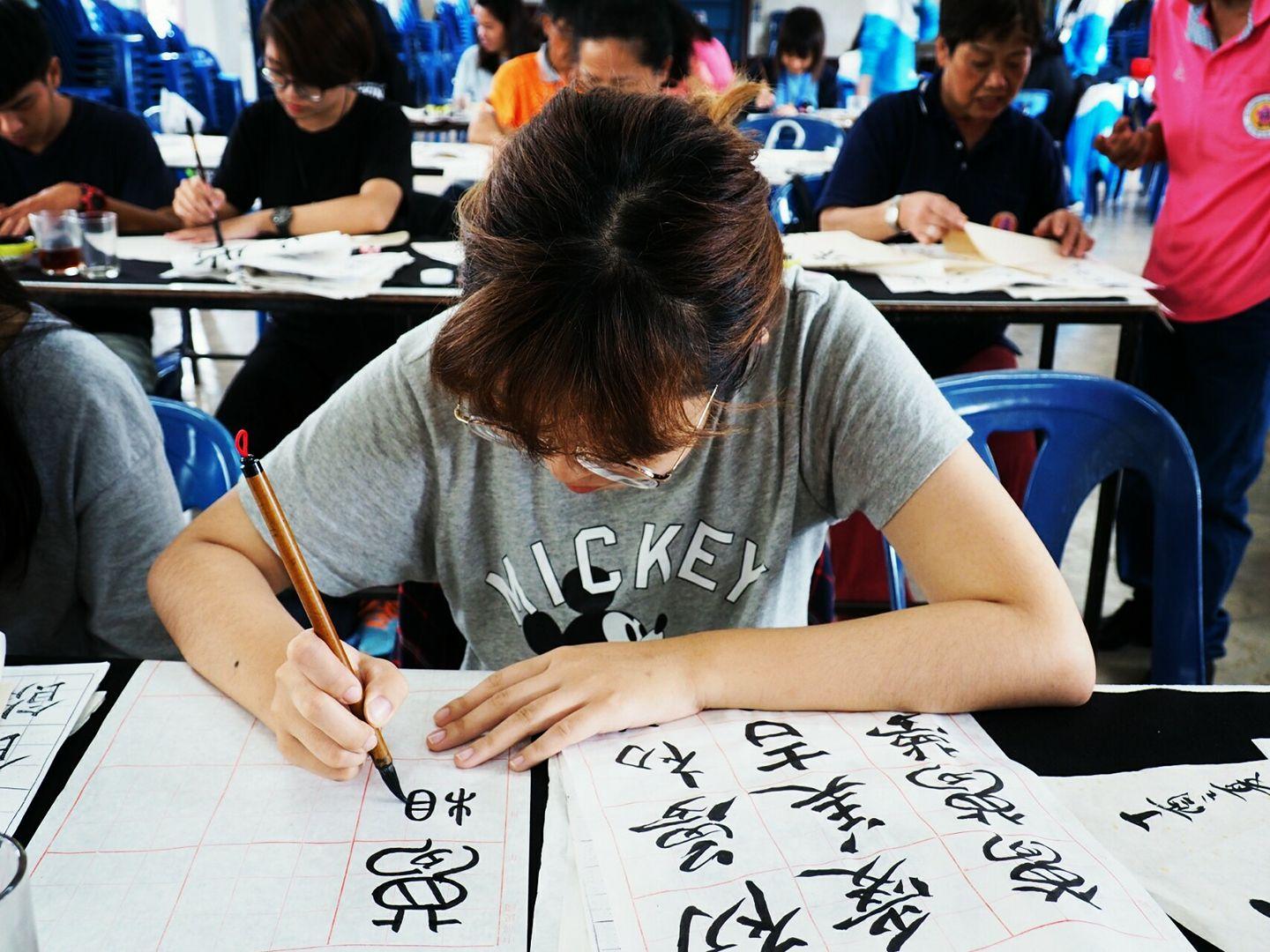 僑校學生用心寫書法