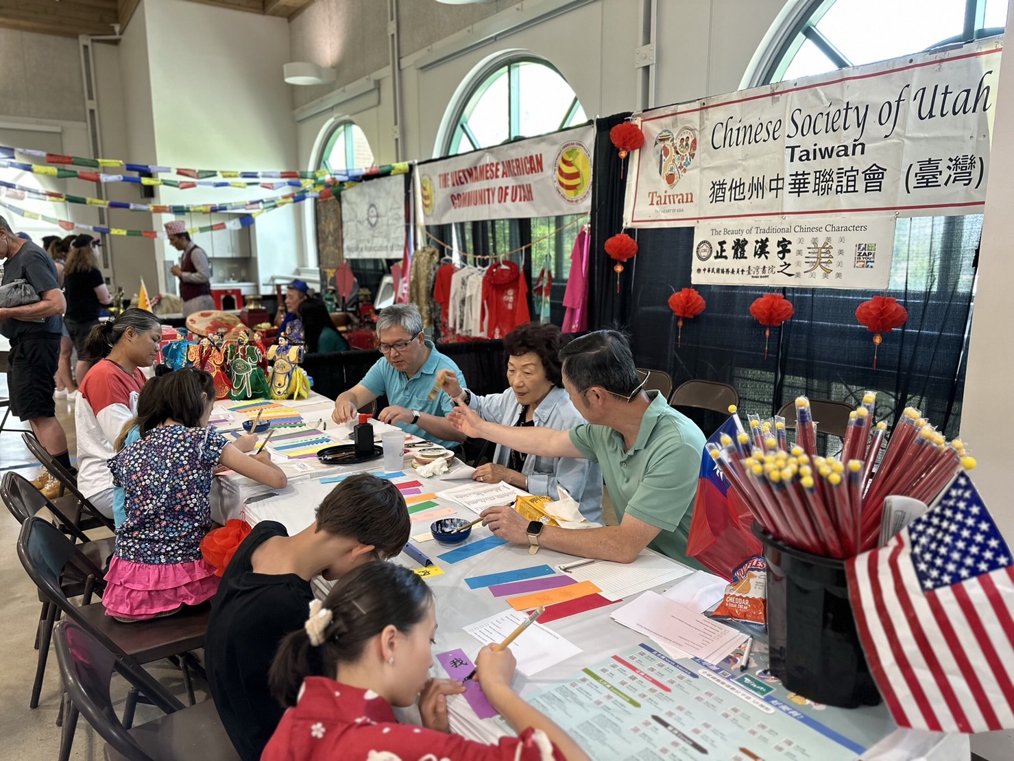 與會者使用毛筆書寫小書籤