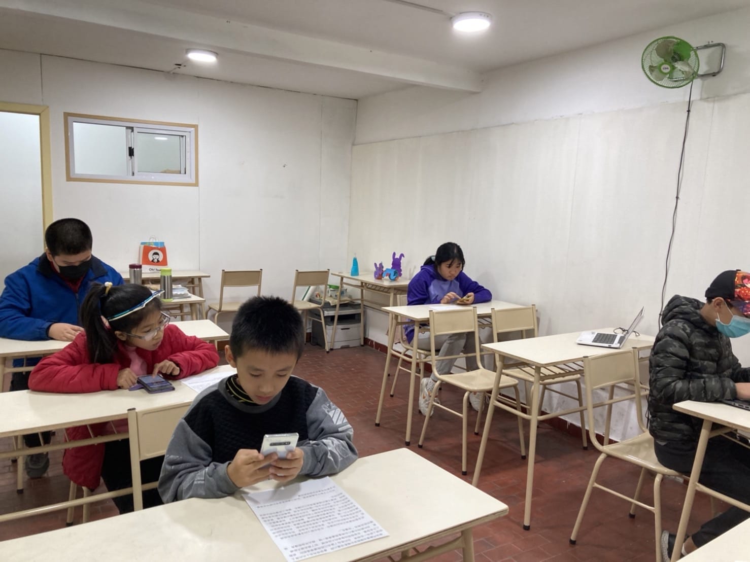 國一學生使用手機打字