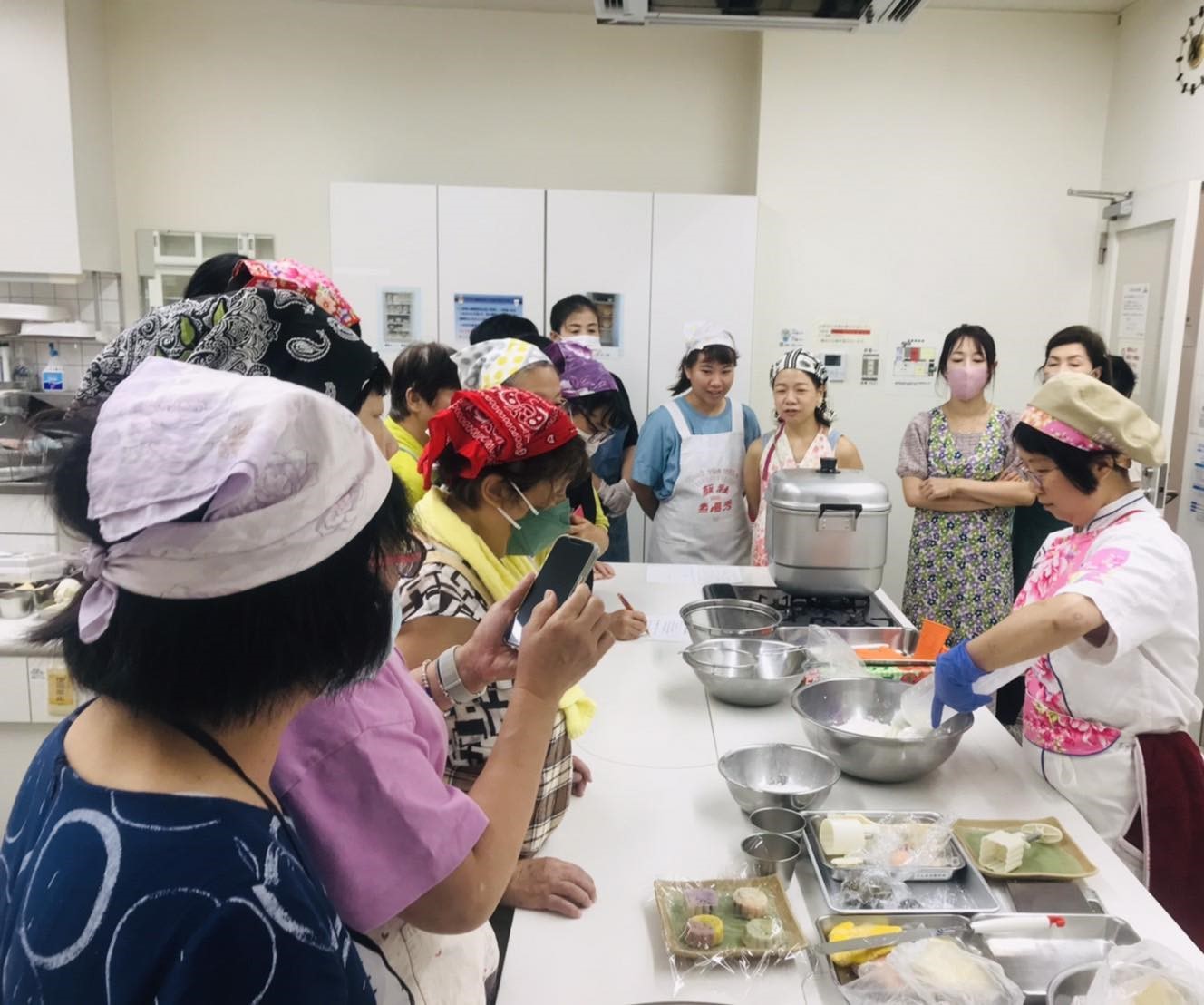 陳洳豔老師為大家示範月餅作法