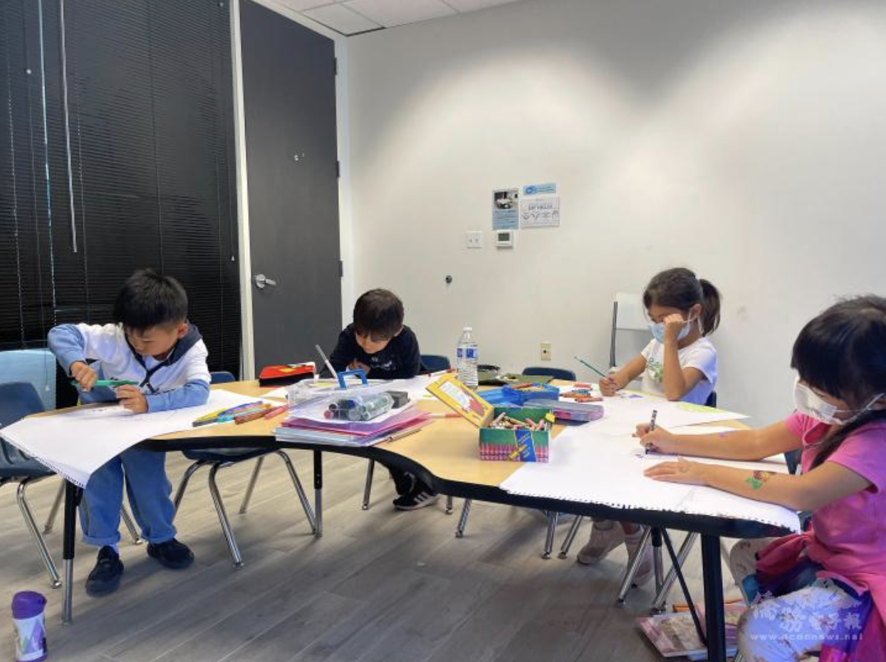 孩子們發揮想像力和創造力，用心的在畫圖紙上畫出他們想要表達感謝的人、事、物