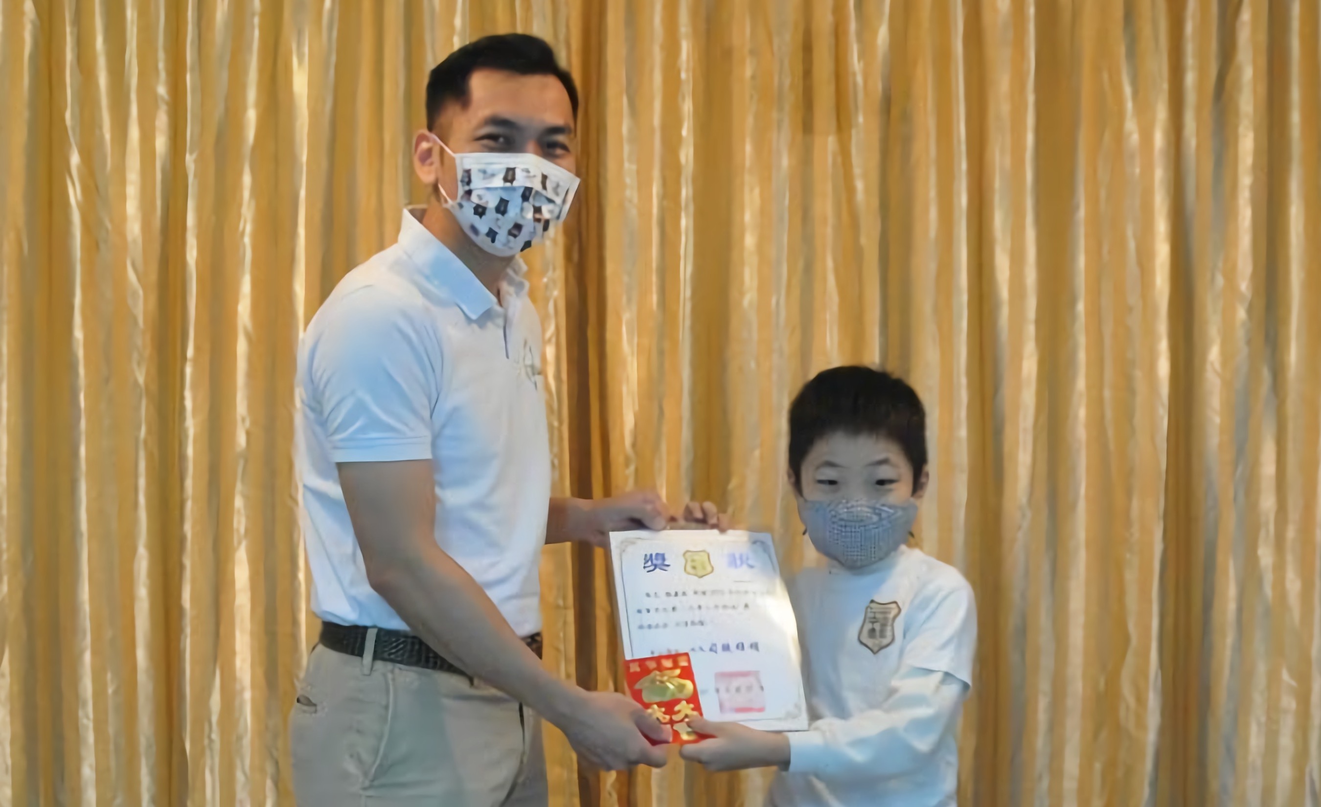 駐巴拉圭大使館僑務秘書廖建勛代表頒發校際硬筆字暨作文比賽獲獎同學獎狀及獎學金。