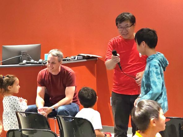 李漢澤校長鼓勵小朋友上台說中文