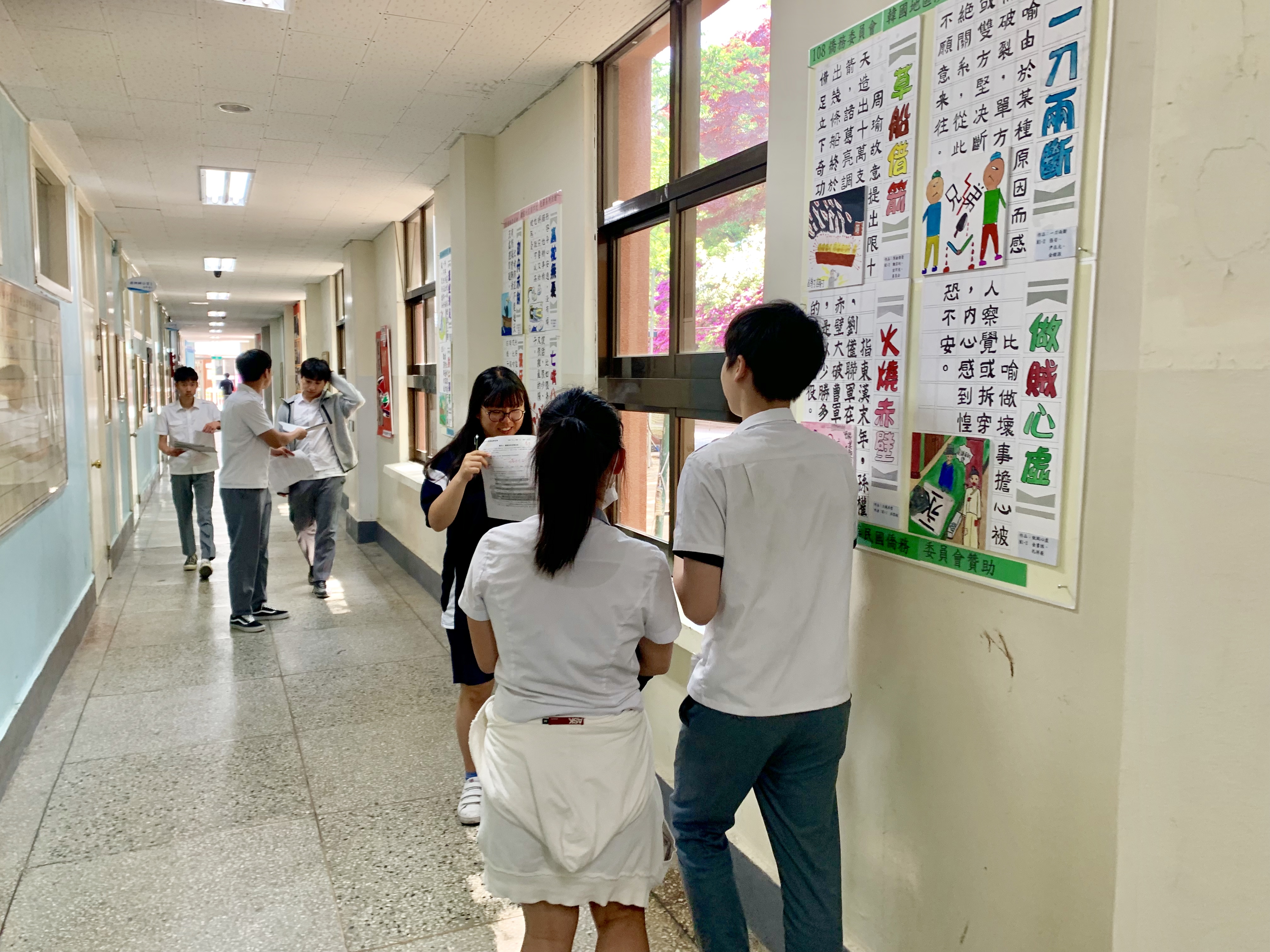 校園走廊兩側隨處可見正體字之美