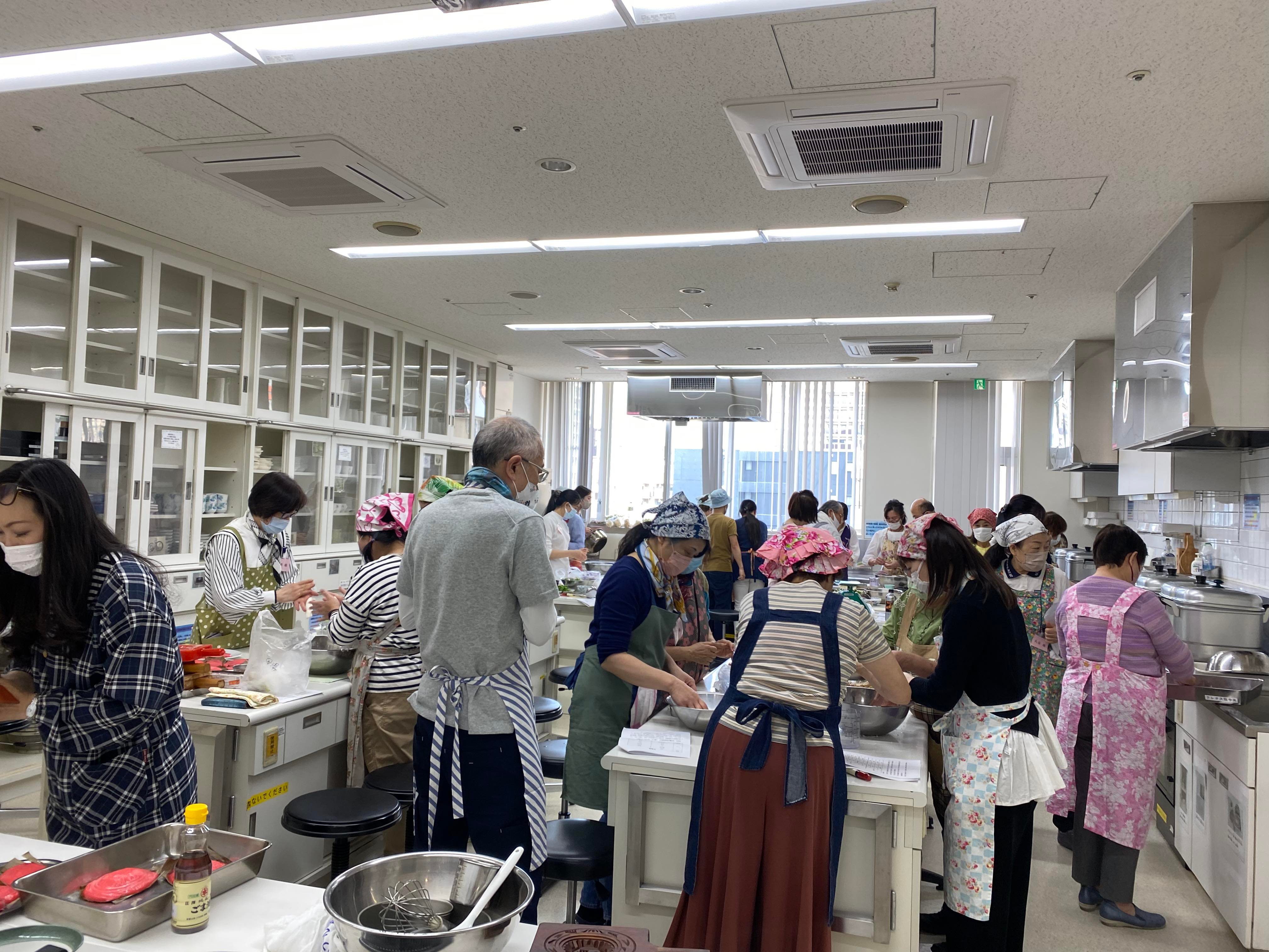 30位參加者一同動手包紅龜粿