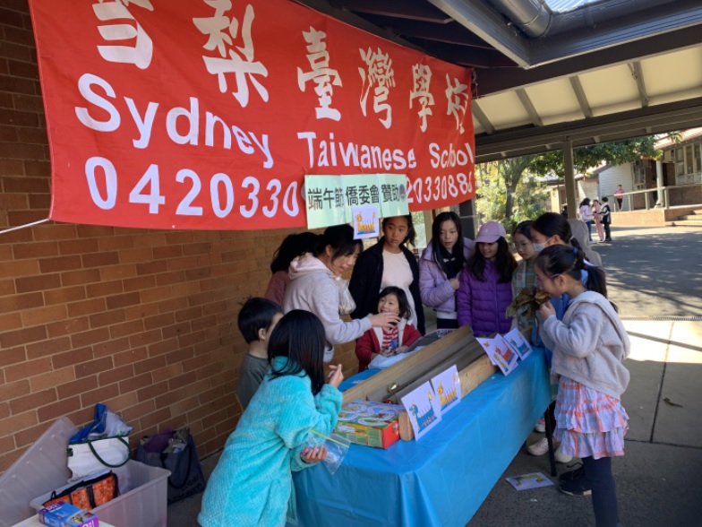 學生進行彩蛋滾蛋競賽