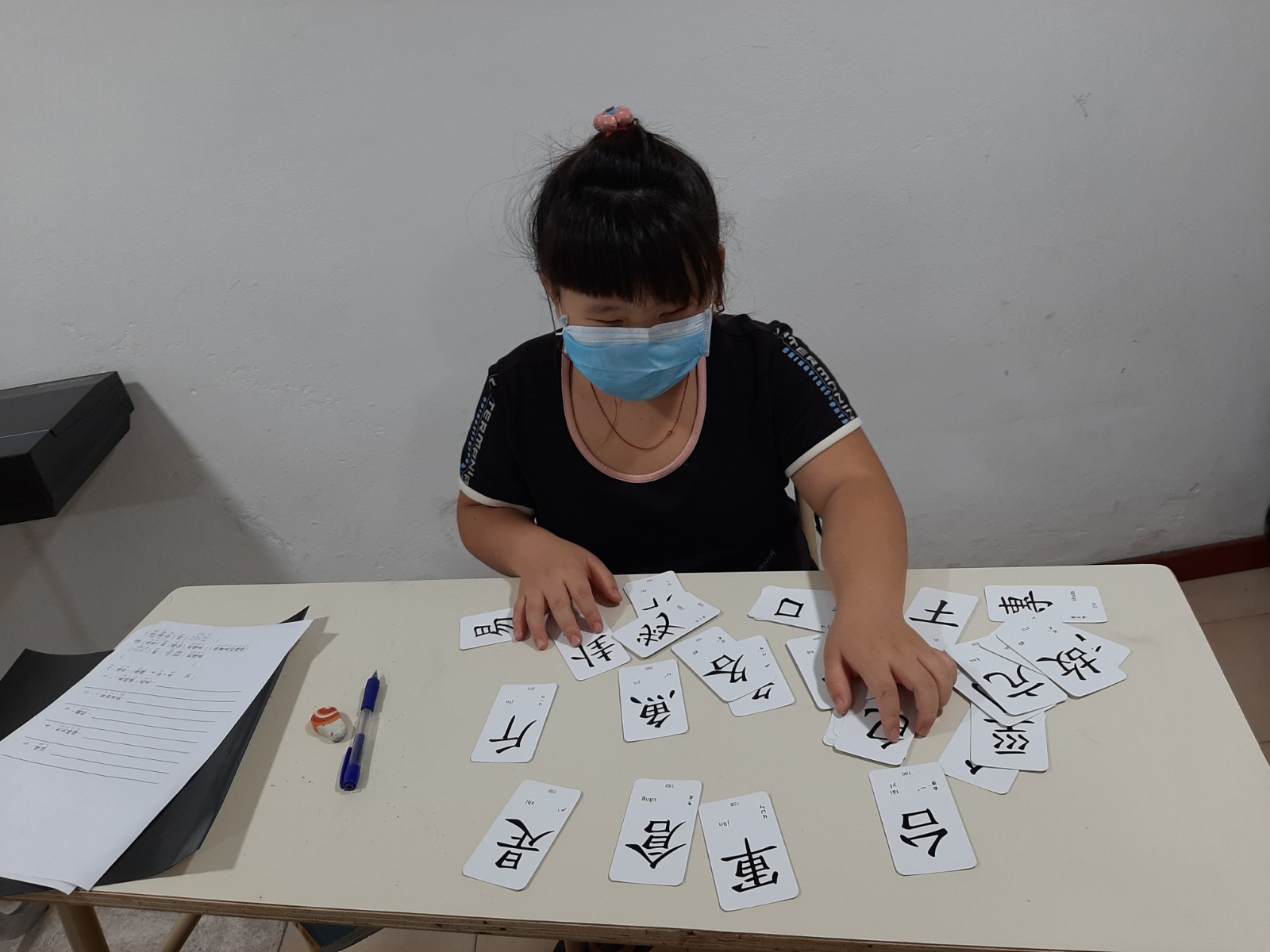 專注拼字卡的孩子