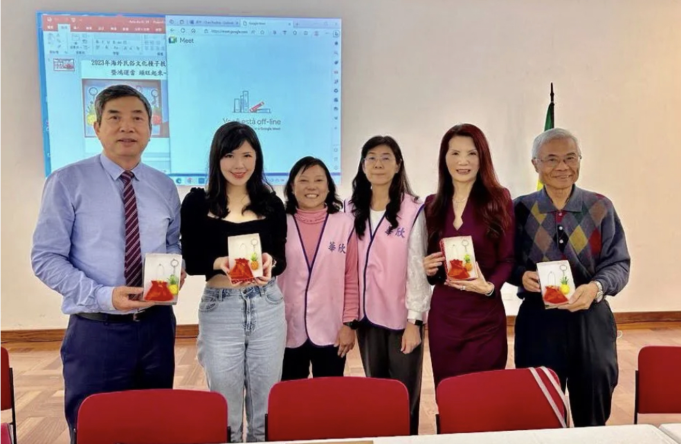趙士縈會長（右三）贈送鳯梨吊飾和福袋給歐美廷副主任（左二）、張宏昌僑務諮詢委員（左一）、支黃秀莉創辦人（右二）、廖世秉副理事長（右一）