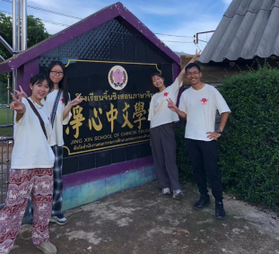 與夥伴在淨心學校門口留影，這天大家特地穿了團服.png