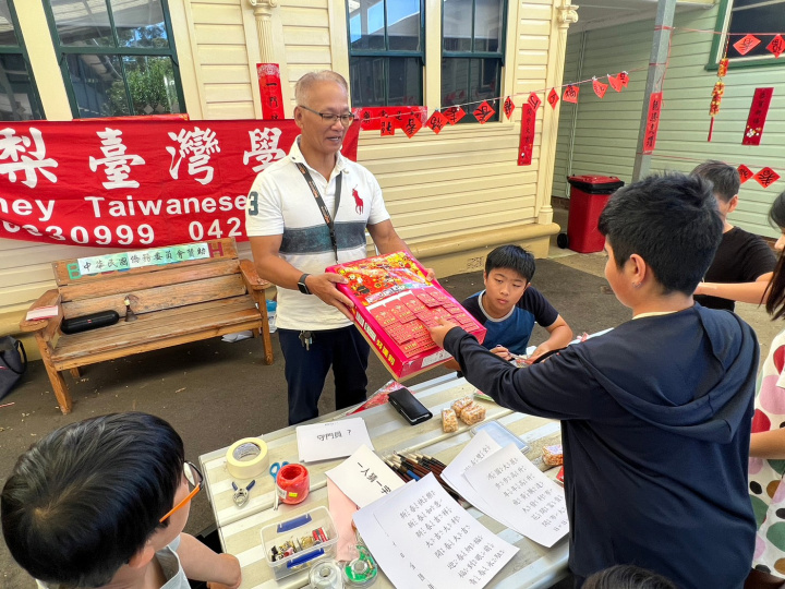 學生們說祝賀的話、猜燈謎與抽獎