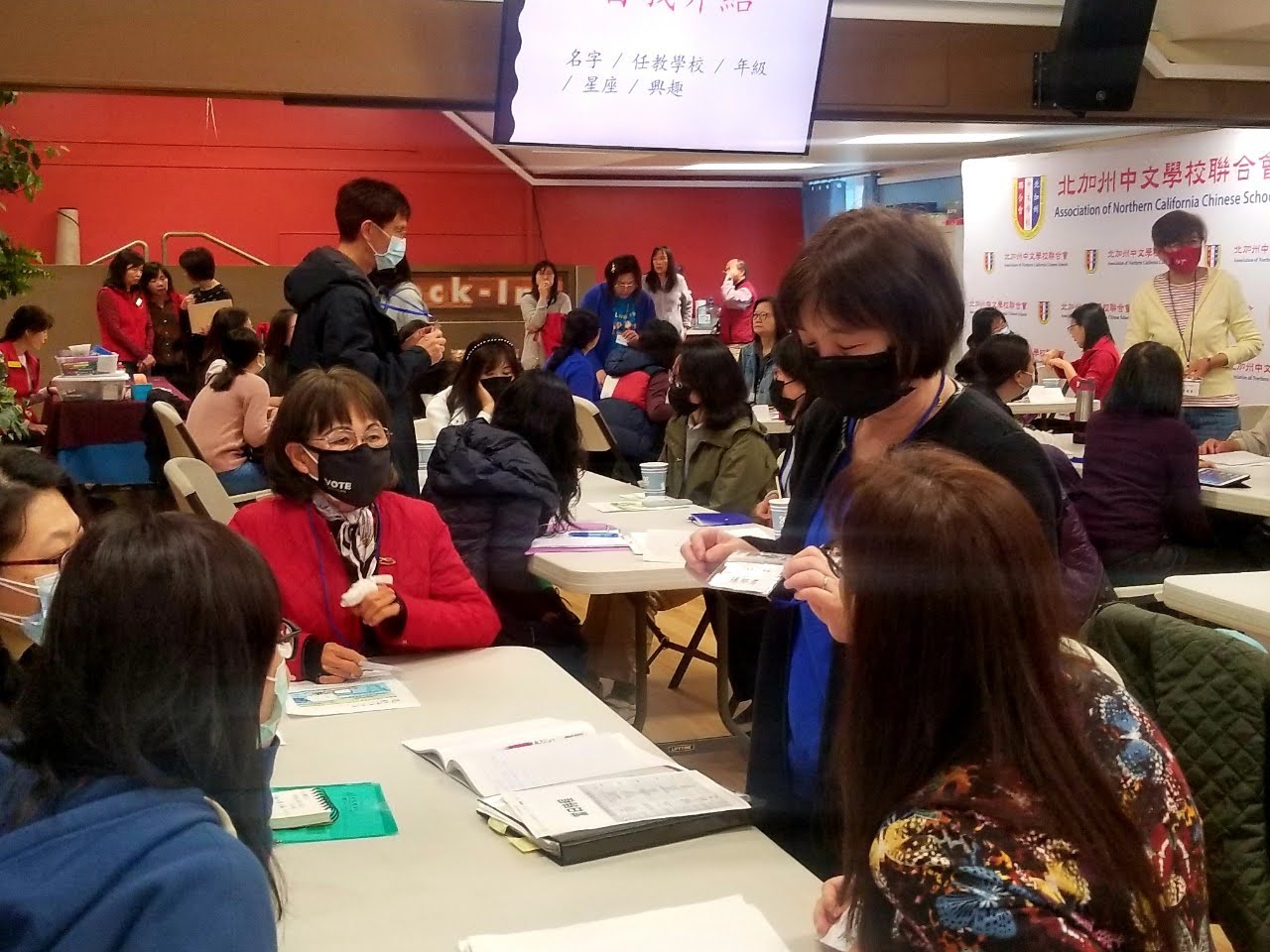 老師們熱絡討論