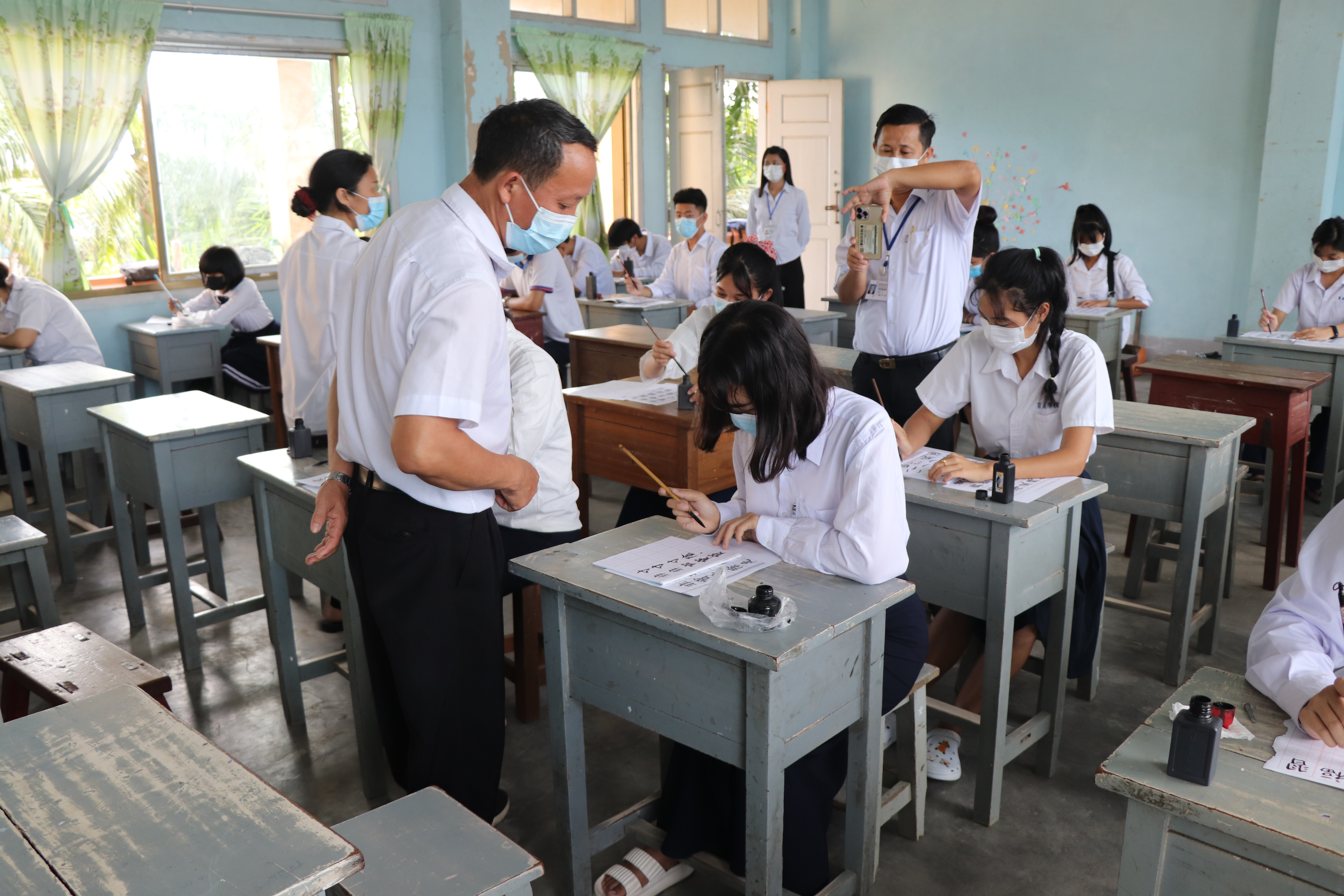 尹勝邦校長對參賽學生觀摩指導