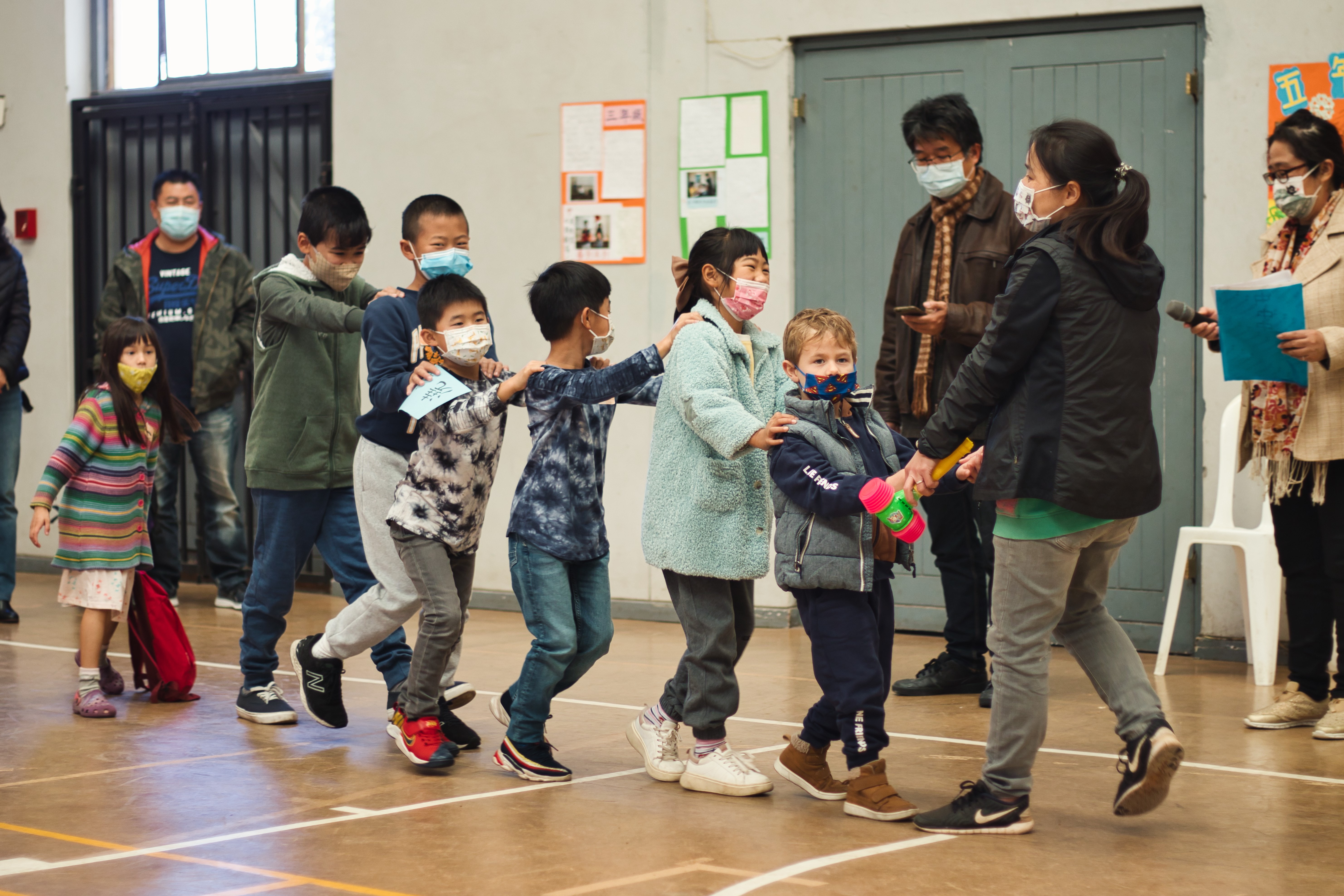 王一如老師帶領一年級幼童闖關