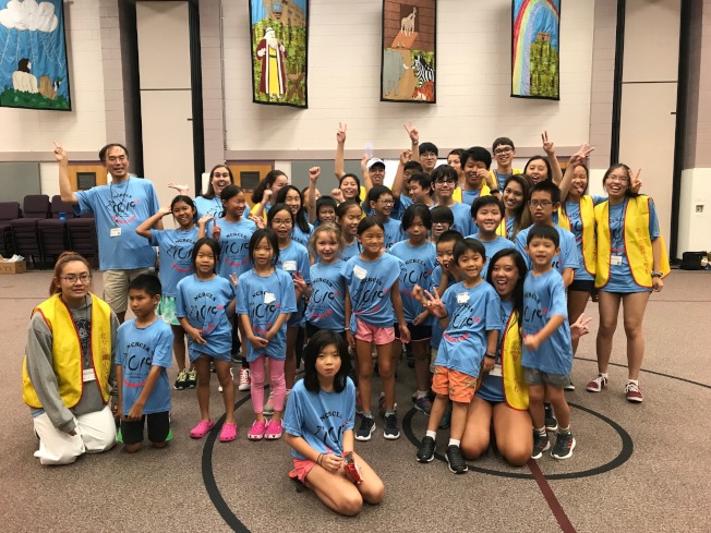 全體夏令營學童快樂合影。(記者王明心／攝影)