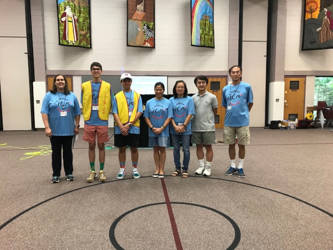 營主任林艾美(Amy Lin，左一)、副營主任黃光榮(右一)與部分營會老師合影。(記者王明心／攝影)