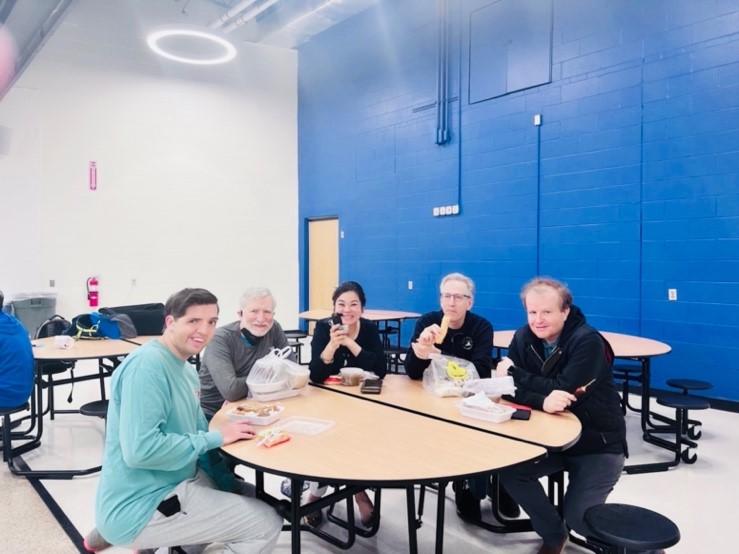 臺灣華語文學習中心初級班老師林美華(中) ，和學生們一起品嚐臺灣美食。