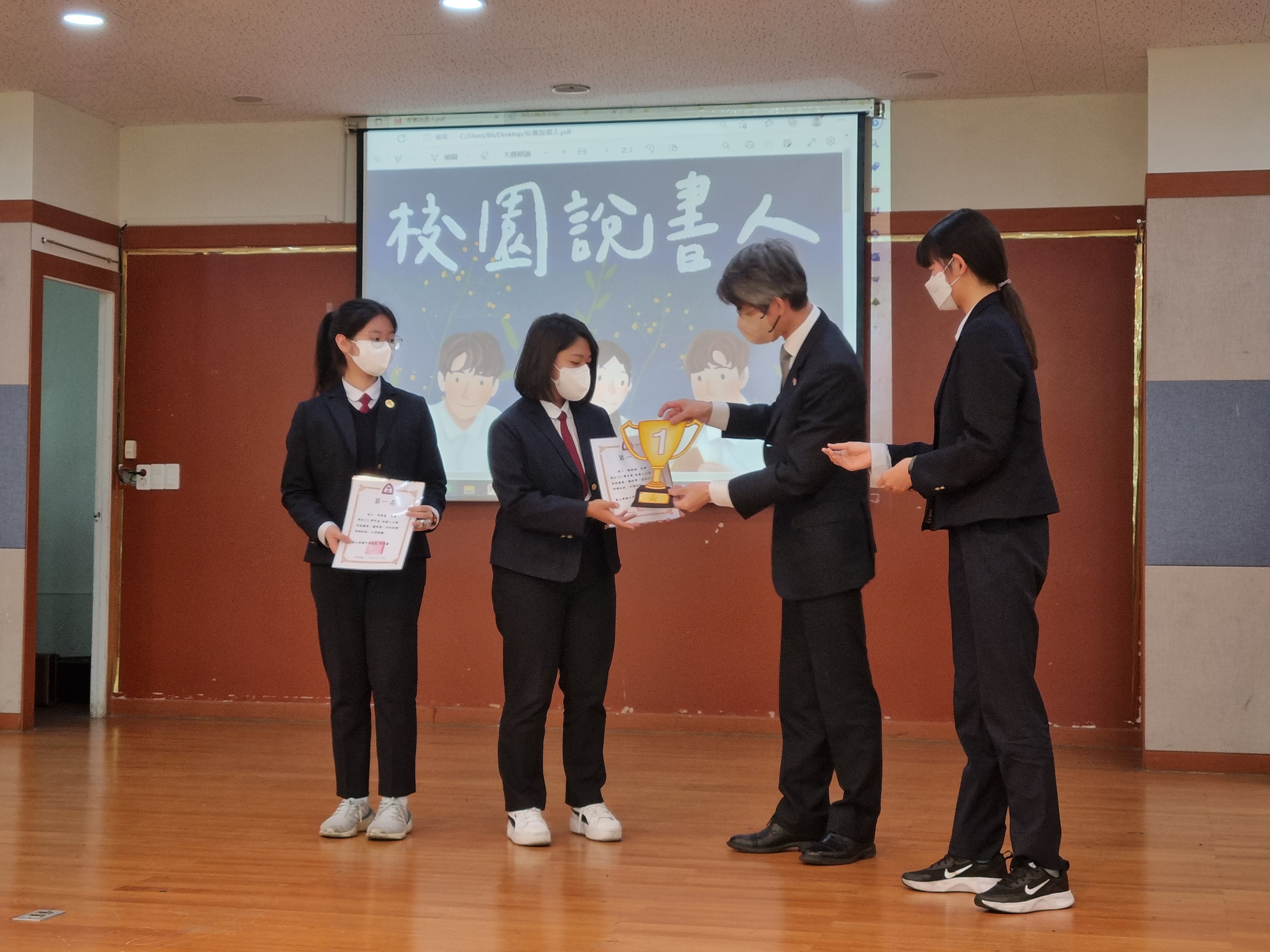 林晨富處長頒發獎狀及獎金給優勝同學