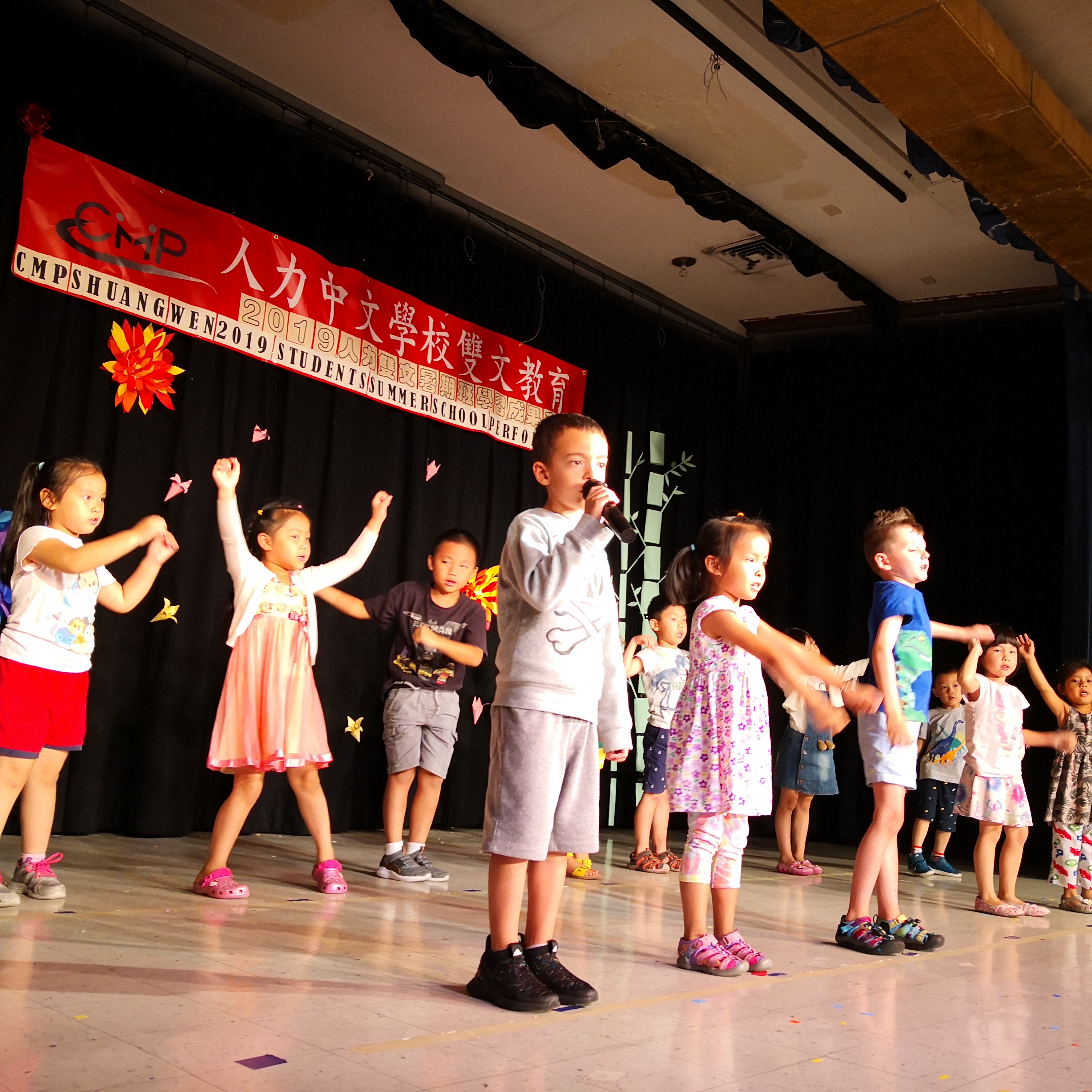 小班學生們快樂地歌唱。