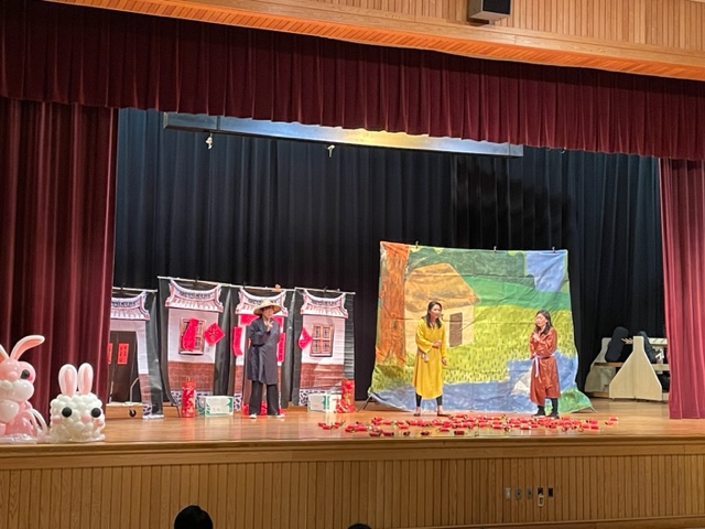 在大禮堂則有由璞石中華文化工作室表演的「年獸來了」話劇互動教學。從故事中了解到農曆過年要穿紅衣服, 放鞭炮和寫春聯的由來。