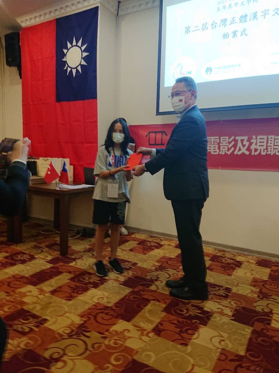 由駐土耳其代表處黃志揚大使頒獎給優勝學員