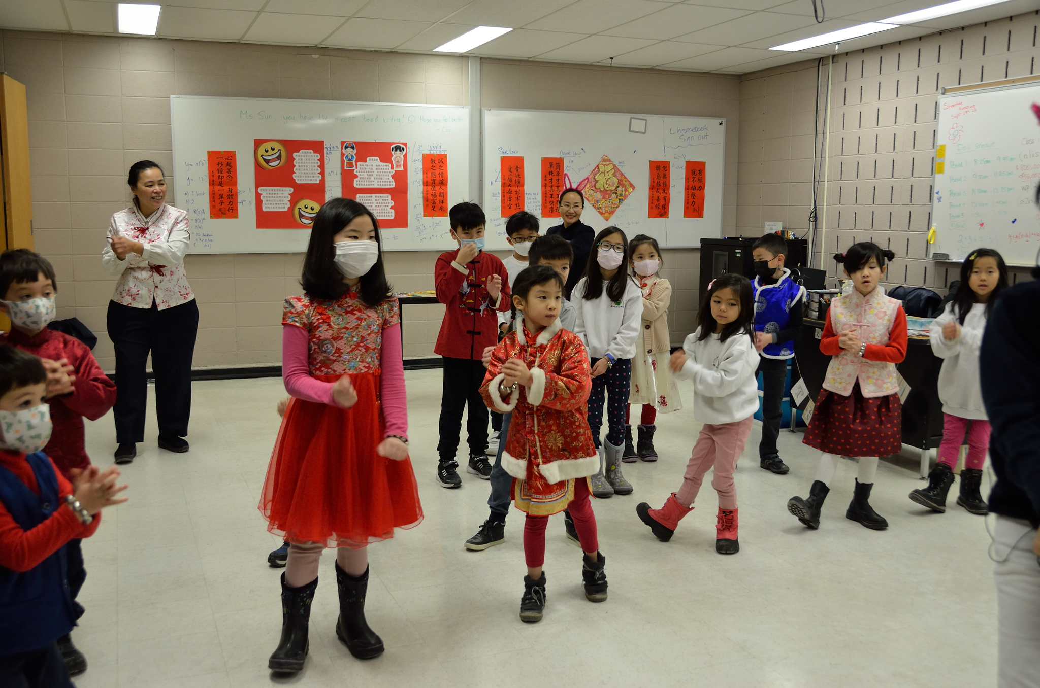 @人文手語團康站-----一年級的孩子們在手語老師們的帶動下手舞足蹈，並大聲唱恭喜！恭喜！
