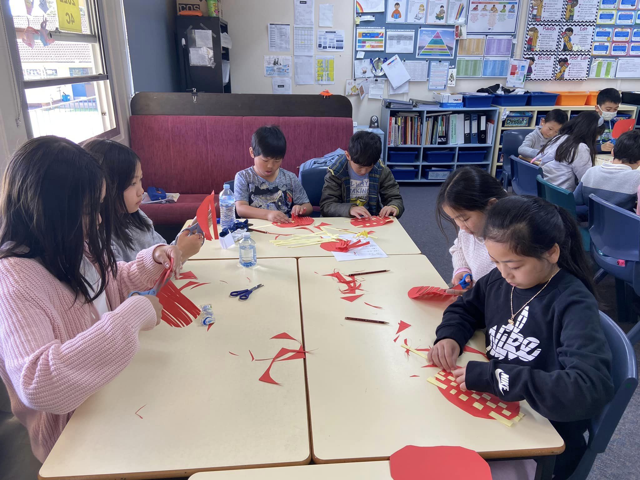 同學們動手做燈籠一