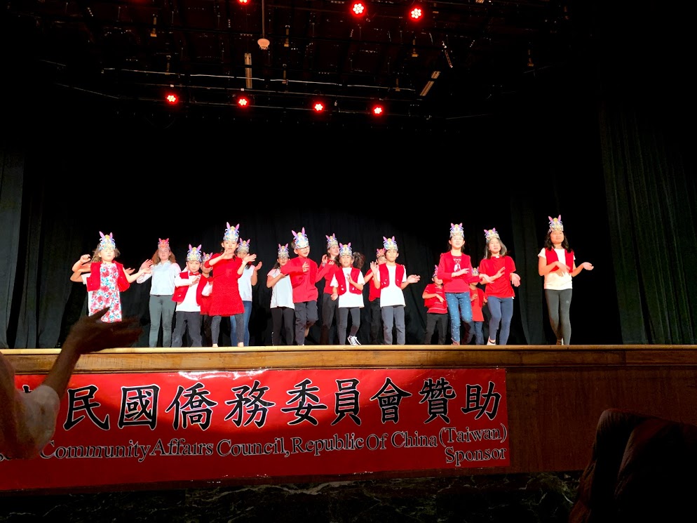 谷心中文學校及主流學校表演: 好運屬於你和鈴鼓舞.