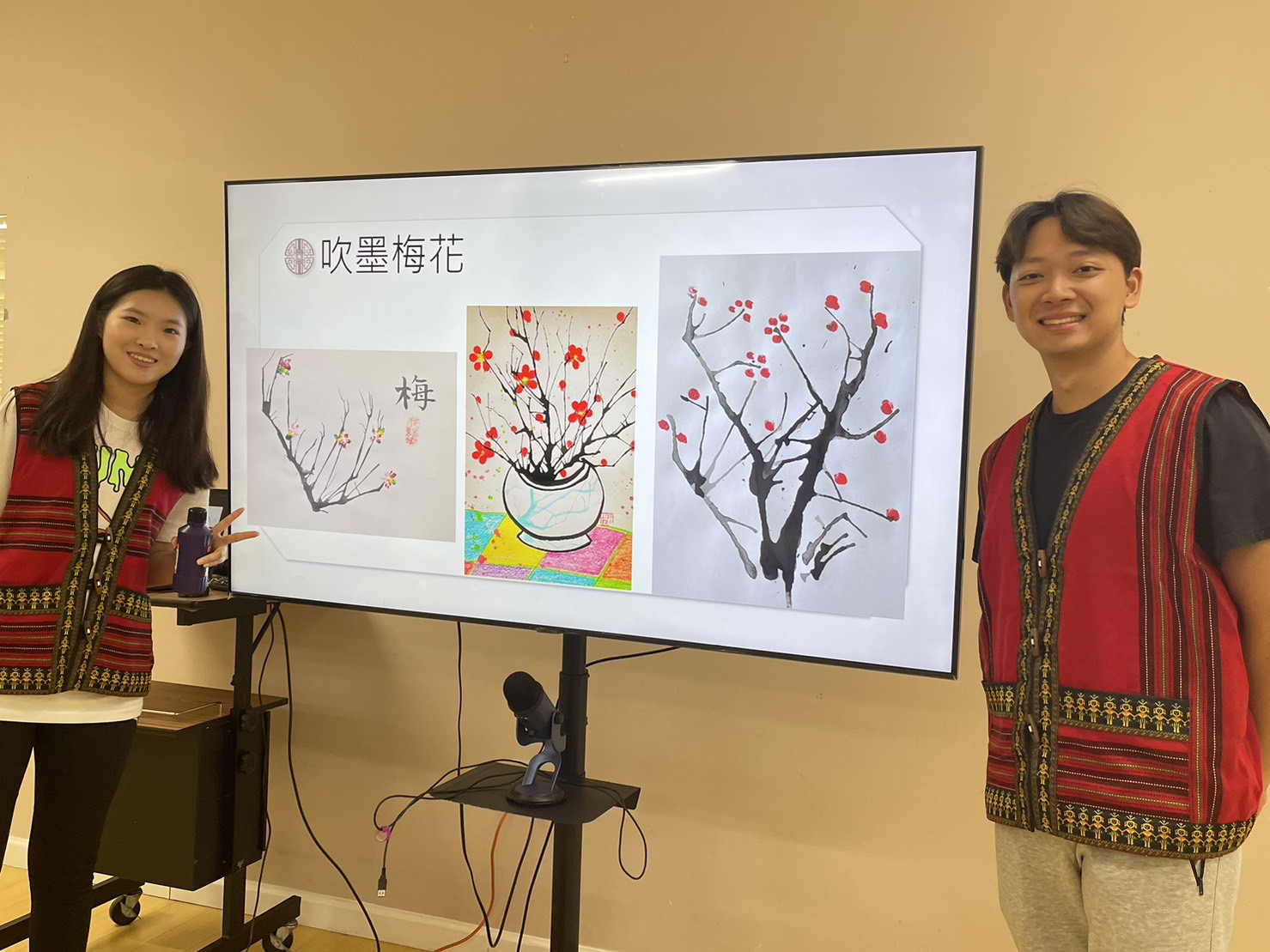 海華文教基金會的兩位義工老師：李芮齊老師和謝承晏老師