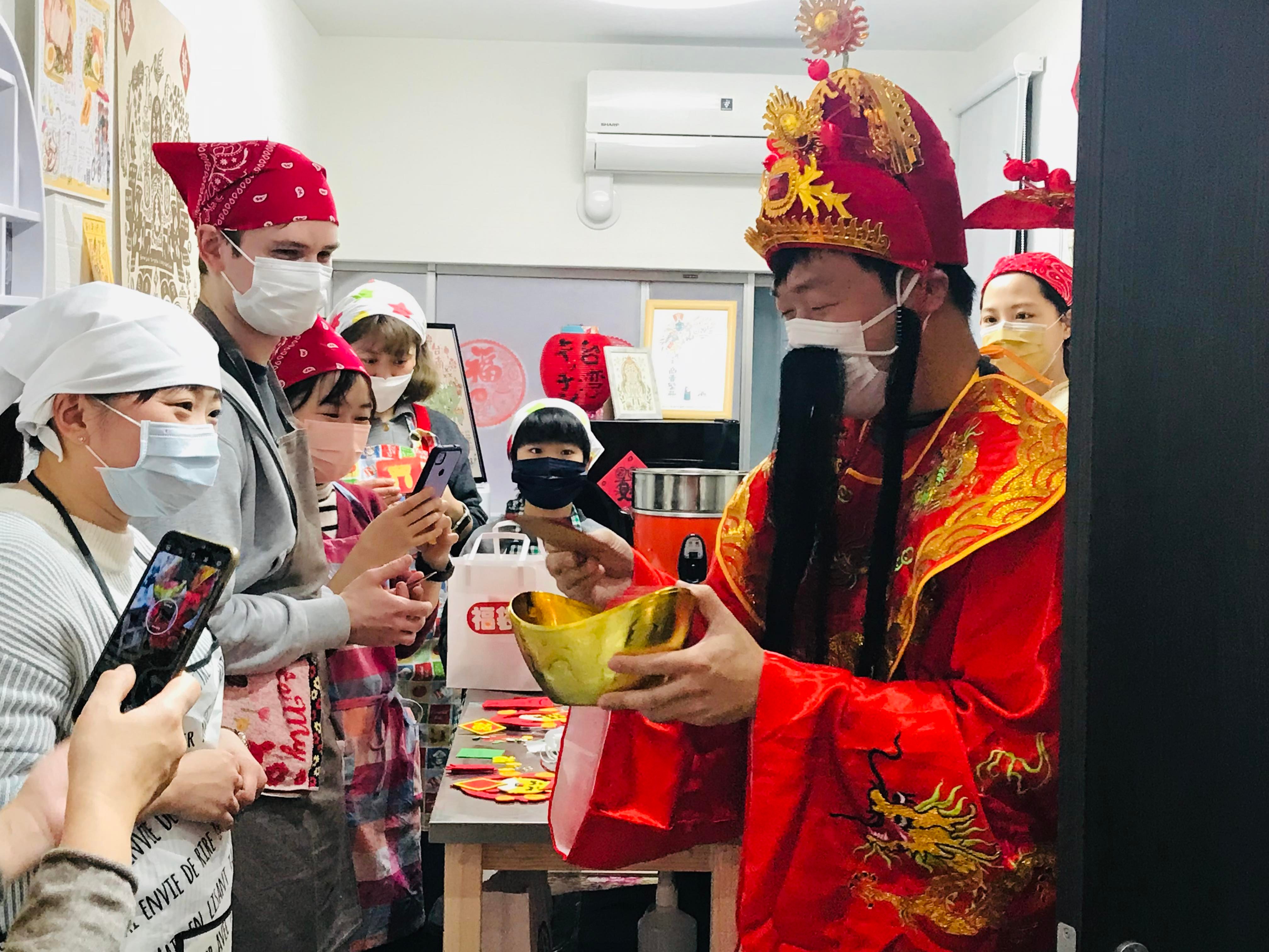 財神爺突然出現於活動現場，贈送每位參加者一份總統府的一元福袋及象徵財富的金元寶巧克力