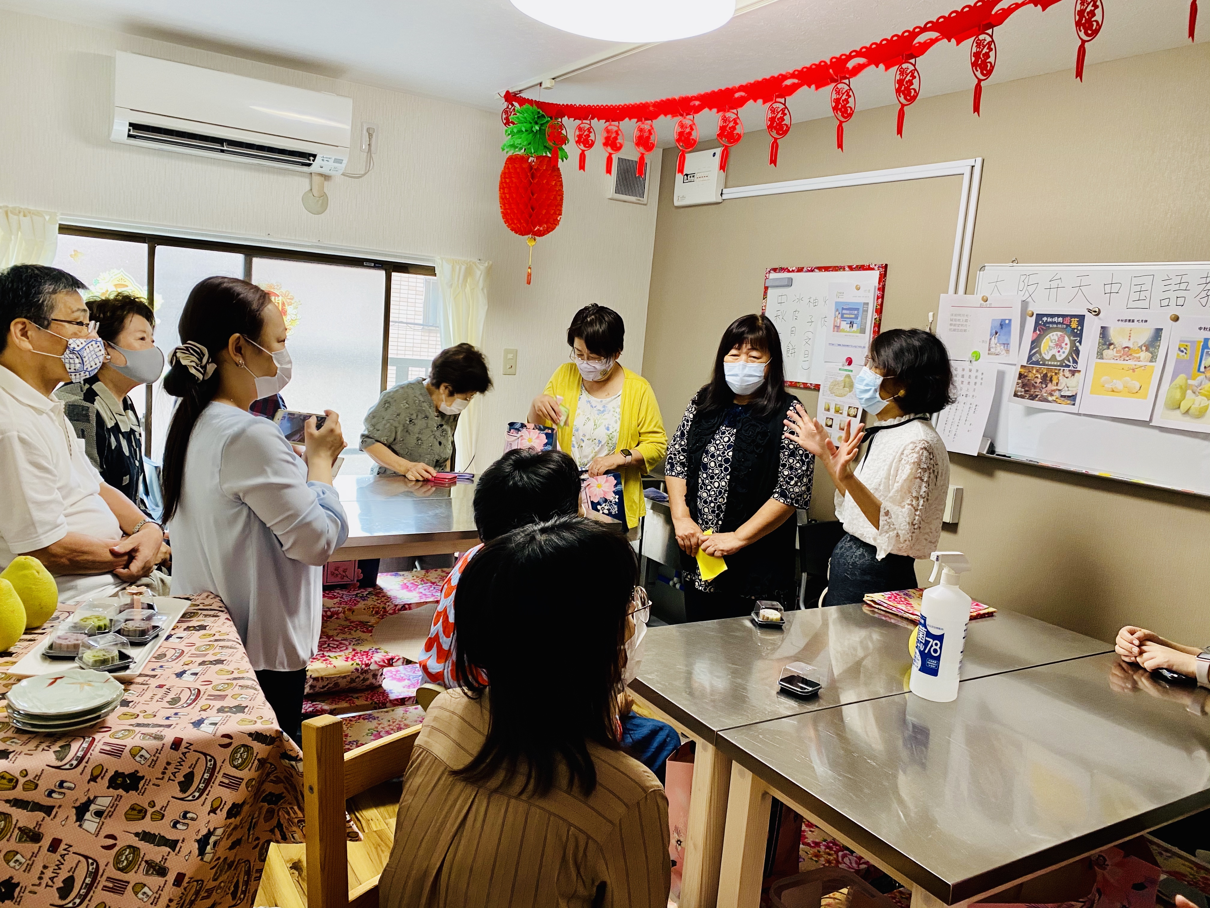 林美莉老師跟大家說明此次中秋活動