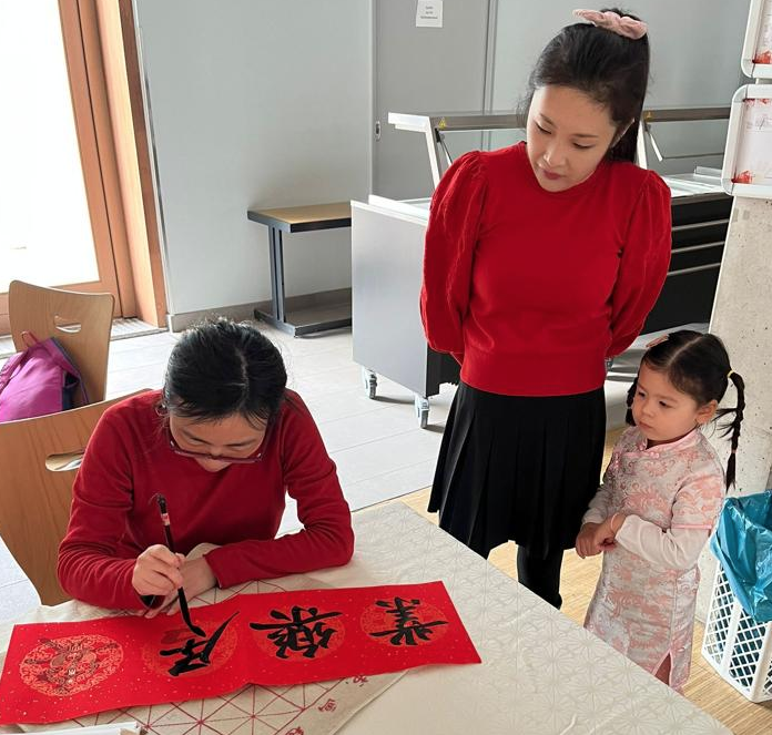 本校老師展示書法藝術