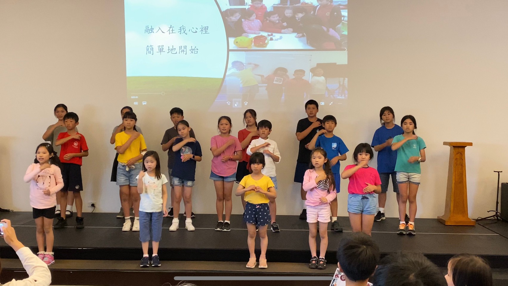 學生用手語表演感謝親恩與師恩