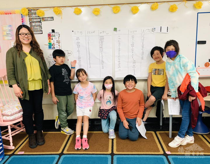 老師葉育婷與三年級班學生於認字馬拉松合照