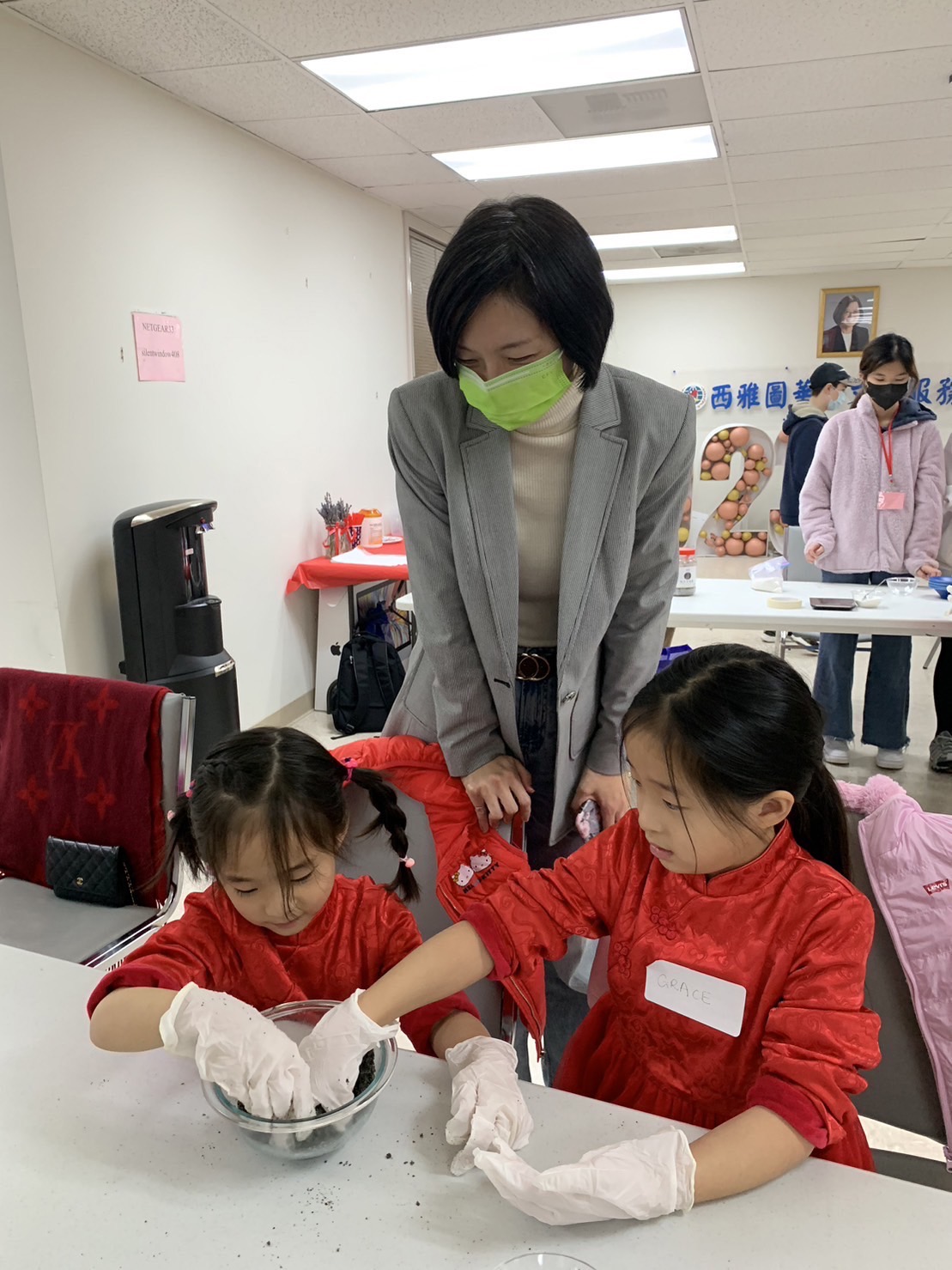 西雅圖僑教中心吳主任親切與搓元宵的小朋友交談