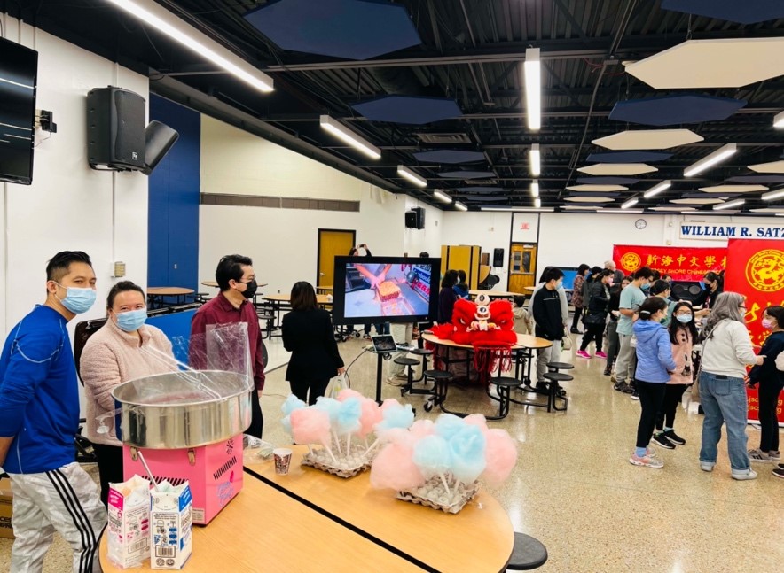 色彩繽紛的棉花糖受到全校師生的喜愛。