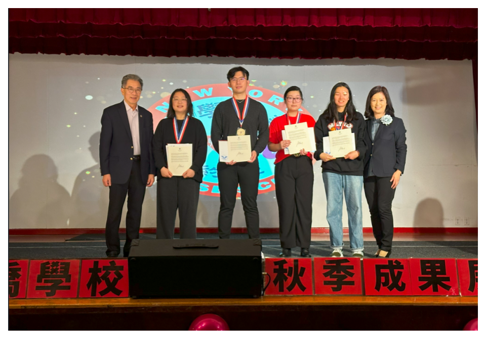 圖為家長代表安良工商總會鄧遐勳元老頒發總統義工獎