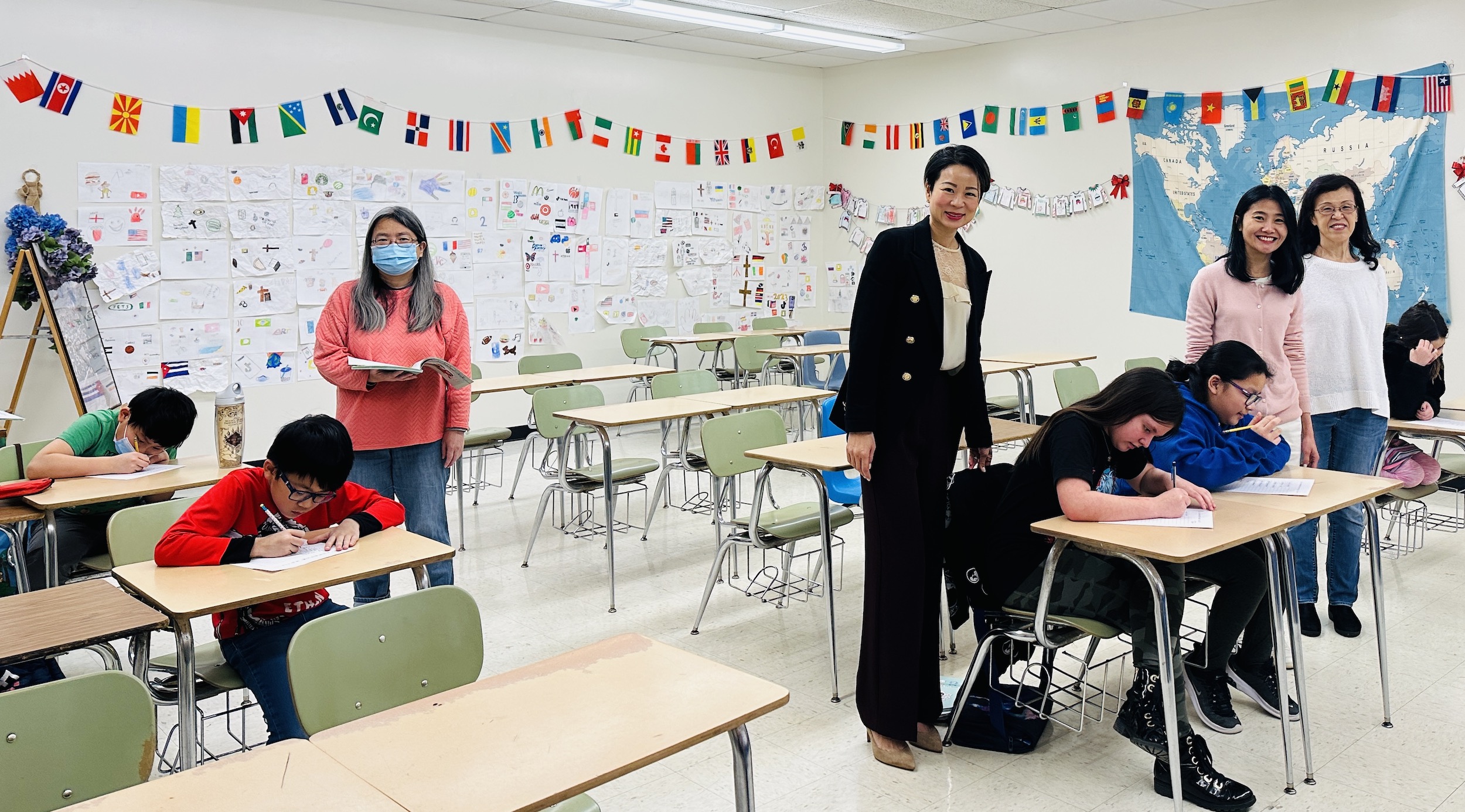 四年級學生參加寫字比賽