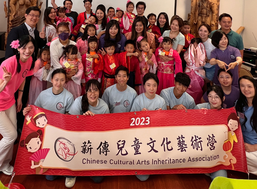 結業典禮和家長的全體合照，每個人充滿笑臉，好不熱鬧