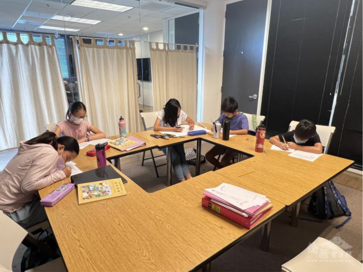 硬體字參賽學生認真的書寫每一個字