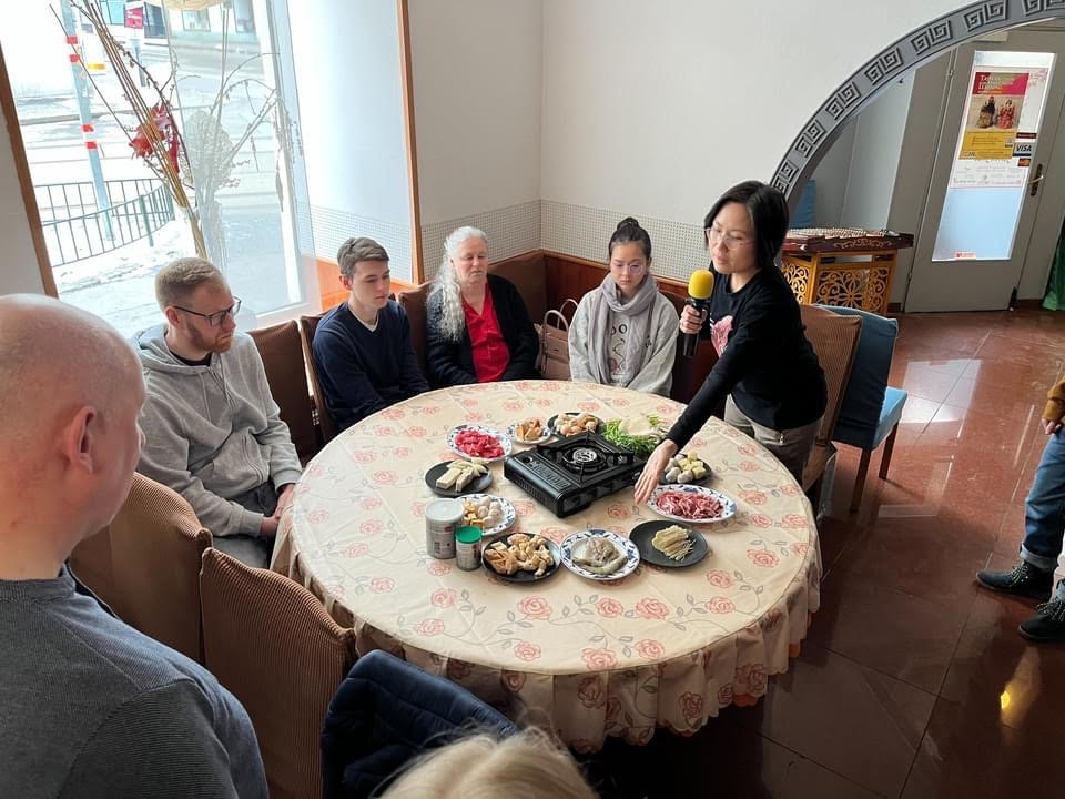 老師介紹新年吃團圓火鍋的文化
