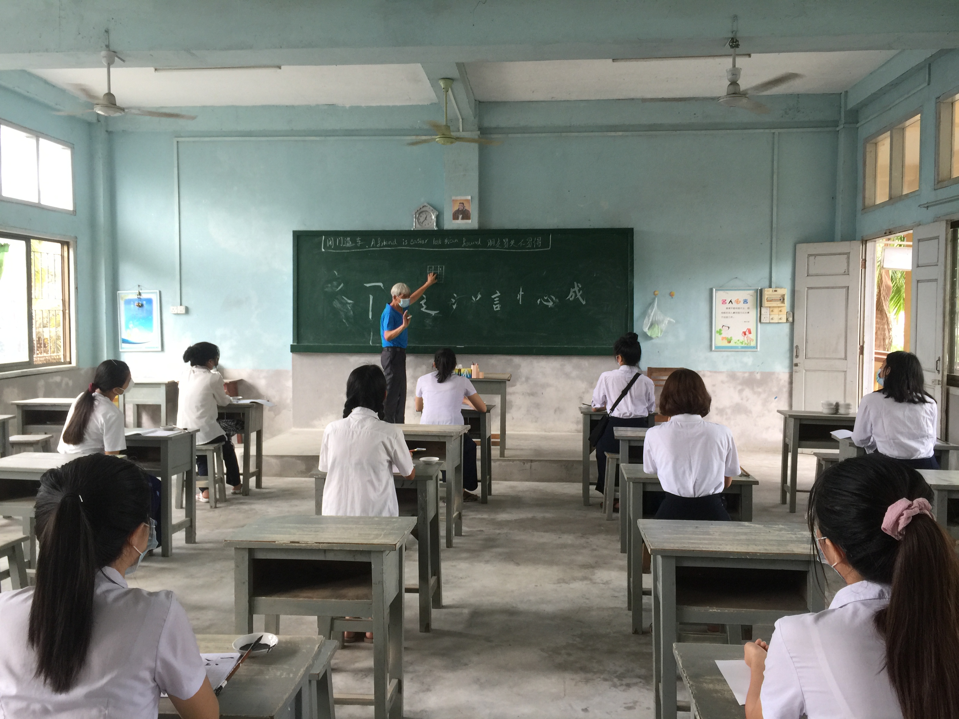 教師指導參賽學生書寫書法