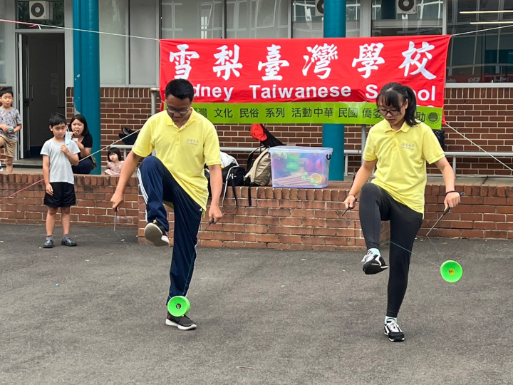 扯鈴講師進行雙人扯鈴表演