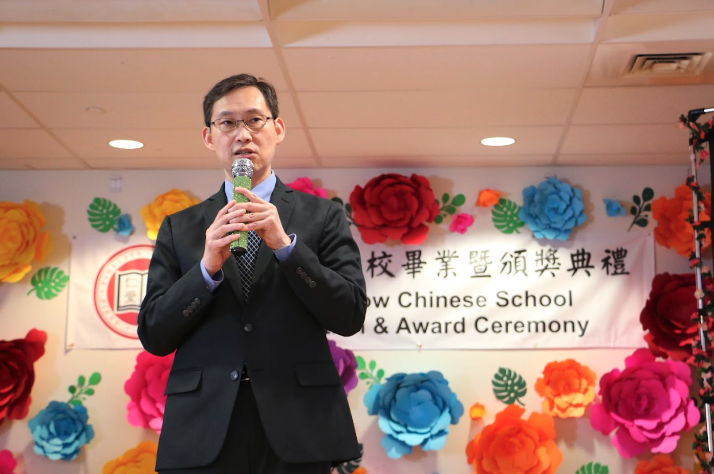 孫處長代表波士頓台北文化經濟辦事處進行雙語致詞，祝賀畢業生前程似錦