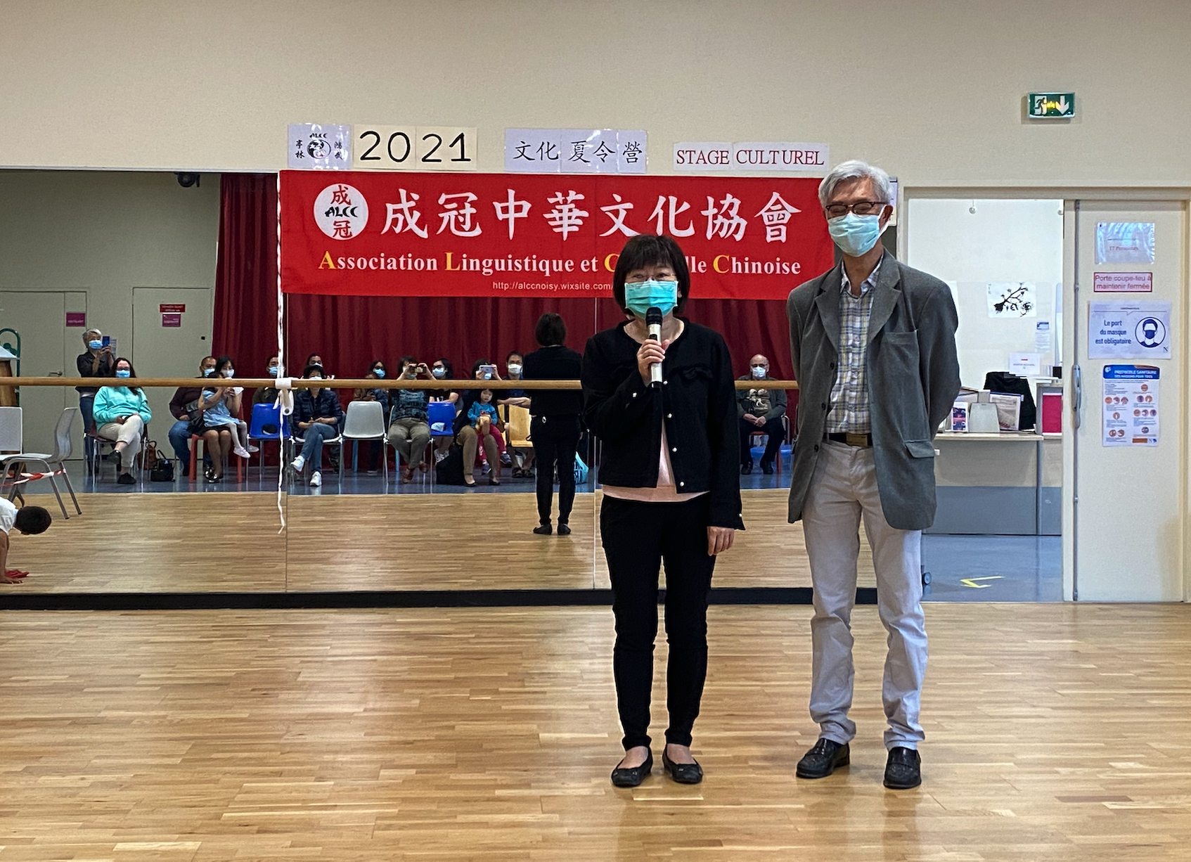 僑務促進委員陳嘉輝 （右）向在場家長及學生介紹僑務組長劉素秋（左）。劉組長致詞表示，在華語文教學方面，如果有僑務組能夠幫忙的，僑務組一定盡全力支持。